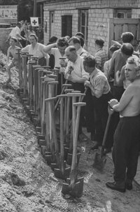 NAW-Arbeitseinsatz von Männern, 1960. SW-Foto © Kurt Schwarz.