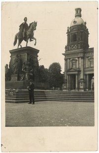 Berlin-Mitte: Reiterstandbild Friedrich Wilhelms III. im Lustgarten mit nördlichem Domturm von Südwesten