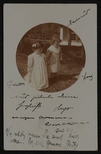 Ansichtskarte von Hofmannsthals an Harry Graf Kessler mit Fotografie von Christiane und Raimund (und Franz) von Hofmannsthal auf einer Wiese
