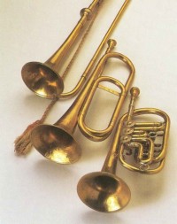 Drei Trompeten: a. Naturtrompete, b. Inventionstrompete, c. Ventiltrompete