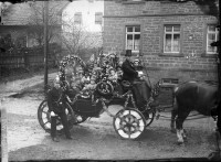 Huddelbätz-Kindergruppe im Umzugswagen der Fasenachtsgesellschaft Narrhalla in Buchen 1928