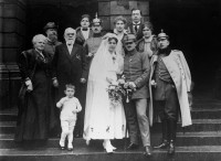 Hochzeitsgesellschaft vor dem Rathaus in Buchen