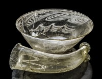 Trinkhorn und Schale mit weißem Fiedermuster aus Glas