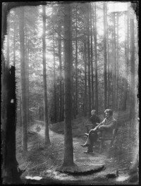 Eugen Emmerich mit Tochter auf einer Waldbank