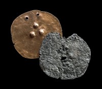 Amulett aus Kupfer (mit Rekonstruktion)
