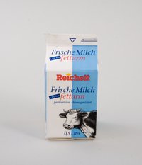 Milch-Verpackung "Frische Milch fettarm" der "Reichelt" Eigenmarke