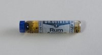 Glasröhrchen mit Rum-Aroma von "Dr. Oetker"