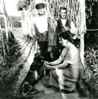 Fischer Hermann Witte mit seiner Frau und Helfer