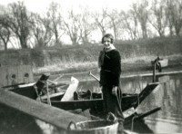 Junge Frau mit Fischerboot