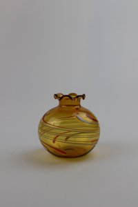 Bernsteinfarbene Vase mit bunten Verzierungen