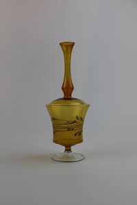 Bernsteinfarbene Vase mit farbigen Verzierungen