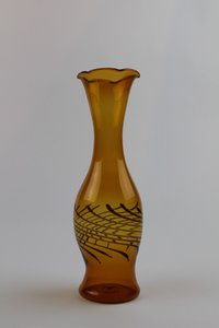 Bernsteinfarbene Vase mit farbigen Verzierungen