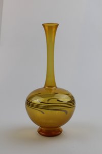 Bernsteinfarbene Vase mit Fuß