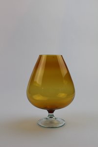 Bernsteinfarbene Vase/Trinkgefäß mit transparentem Stiel