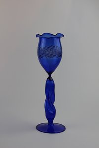 Montanblaue Vase/Trinkgefäß mit farbigen Verzierungen