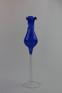 Montanblaue Vase/Trinkgefäß mit transparentem Stiel