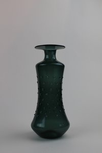 Aquablaue Vase mit punktartigen Verzierungen