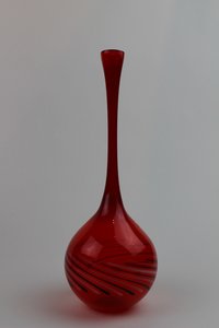 Brilliantrubinrote Vase mit schwarz-weißem Muster