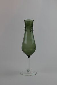 Dunkellagunenfarbene Vase mit farblosem Fuß und Stiel