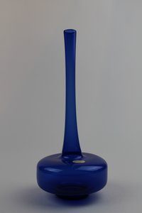Montanblaue Vase mit Aufkleber