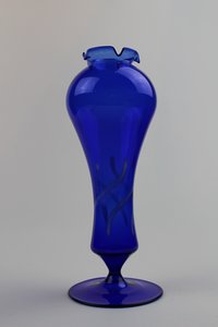 Montanblaue Vase mit farbigen Verzierungen