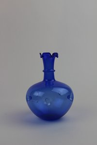 Montanblaue Vase mit runden Verzierungen