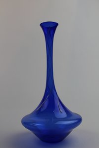 Montanblaue Vase mit Verzierungen