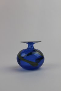 Montanblaue Vase/Kerzenhalter mit großflächigen Verzierungen