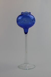 Montanblaue Vase/Trinkgefäß mit farblosem Stiel