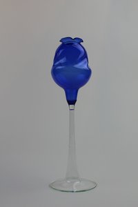 Montanblaue Vase/Trinkgefäß in Knitteroptik mit farblosem Stiel