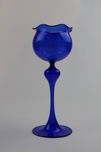 Montanblaue Vase/Trinkgefäß mit zarten Verzierungen