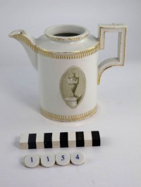 Kaffeekanne Mit Medaillondekor Vasen. Stabkantenrelief (Korpus)