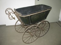 Bürgerlicher Kinderwagen um 1900