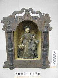 Marienfigur mit Kind in Schaukasten