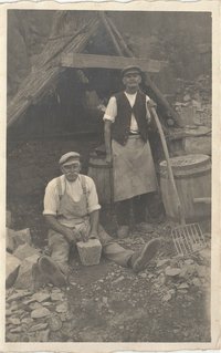 Zwei Steinarbeiter vor einer Bossierhütte