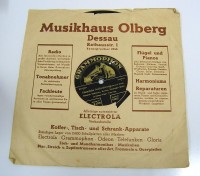 Schallplatte der Marke "Grammophon" in einer Schallplattenhülle mit Aufdruck des Musikhauses Olberg