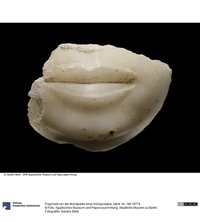 Fragment von der Mundpartie einer Königsstatue