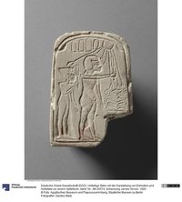 Unfertige Stele mit der Darstellung von Echnaton und Nofretete vor einem Opfertisch