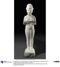 Unfertige Statue Echnatons, stehend mit einer Opferplatte in den Händen