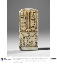 Kleine Weihetafel mit kniendem König und Kartuschen von Aton, Echnaton und Nofretete